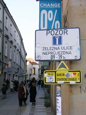 Cyklista na pražské cyklostezce podél Vltavy