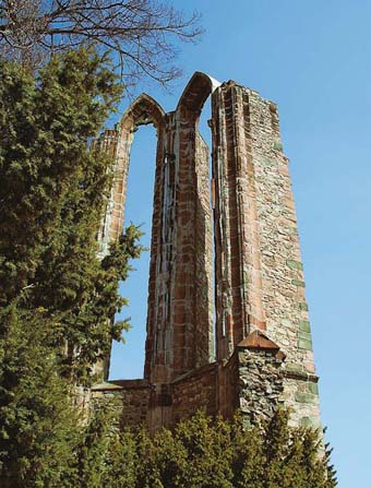Působivé torzo minoritského kostela Nanebevzetí Panny Marie z 13. století, který vypálili v roce 1420 husité Působivé torzo minoritského kostela Nanebevzetí Panny Marie z 13. století, který vypálili v roce 1420 husité