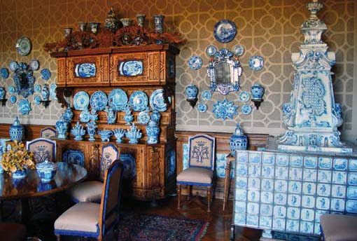 V překrásné Delfské jídelně si můžete prohlédnout rozsáhlý soubor delfské a německé fajánse, italské majoliky a čínského porcelánu V překrásné Delfské jídelně si můžete prohlédnout rozsáhlý soubor delfské a německé fajánse, italské majoliky a čínského porcelánu