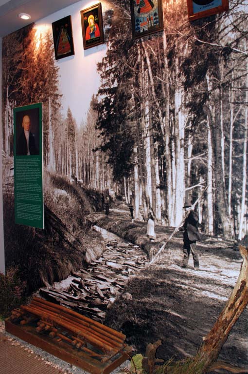 Expozice je realizována jako putování krajinou na pozadí dobových fotografií Expozice je realizována jako putování krajinou na pozadí dobových fotografií