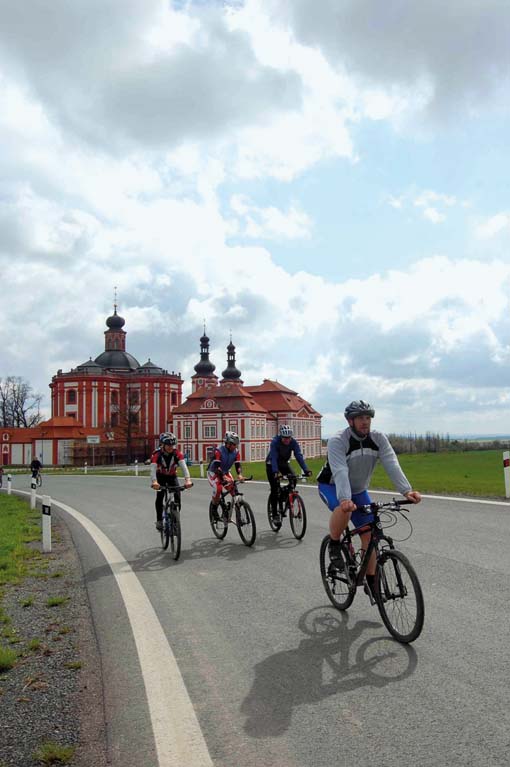 Cyklisté u kláštera Mariánská Týnice Cyklisté u kláštera Mariánská Týnice