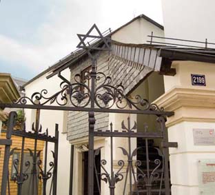 Turnovská synagoga, dokonale ukrytá mezi domovními bloky Turnovská synagoga, dokonale ukrytá mezi domovními bloky
