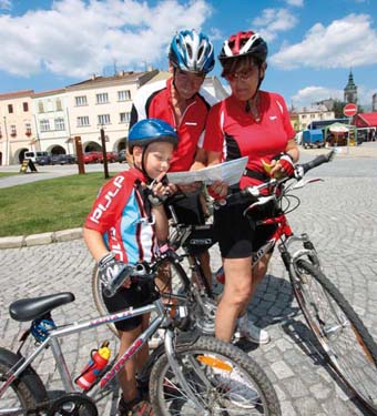 Cyklostezka je společným projektem Olomouckého a Zlínského kraje. Chvályhodný příklad kooperace dvou svébytných regionů Cyklostezka je společným projektem Olomouckého a Zlínského kraje. Chvályhodný příklad kooperace dvou svébytných regionů
