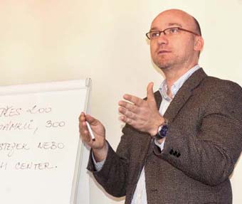 Úskalími komunikačních dovedností provedl přítomné moderátor ČT Michal Schuster Úskalími komunikačních dovedností provedl přítomné moderátor ČT Michal Schuster