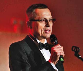 Generální ředitel Cimex Invest Ing. Miroslav Příkop na počátku večera přivítal hosty a v krátkosti představil celou skupinu Cimex. Ve druhé polovině večera měl ještě milou povinnost vylosovat v tombole z vizitek hostů několik držitelů zajímavých cen Generální ředitel Cimex Invest Ing. Miroslav Příkop na počátku večera přivítal hosty a v krátkosti představil celou skupinu Cimex. Ve druhé polovině večera měl ještě milou povinnost vylosovat v tombole z vizitek hostů několik držitelů zajímavých cen