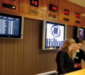 Informace o svých letech mohou hosté hotelu Hilton Prague získat přímo v recepci Informace o svých letech mohou hosté hotelu Hilton Prague získat přímo v recepci
