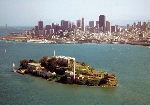 			Ostrov Alcatraz, na obzoru down-town San Francisca			