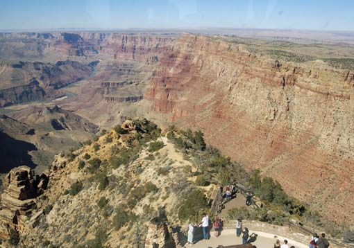 			Velký kaňon v Arizoně – existuje několik teorií jeho vzniku. Od zlomu a zdvihu hornin po větším pohybu litosférické desky až po pracovité miliony Číňanů			