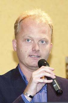 Zdeněk Kříž coby šéf touroperátorské sekce informoval, že se tato nyní více zaměří na smlouvy mezi touroperátory a leteckými dopravci Zdeněk Kříž coby šéf touroperátorské sekce informoval, že se tato nyní více zaměří na smlouvy mezi touroperátory a leteckými dopravci