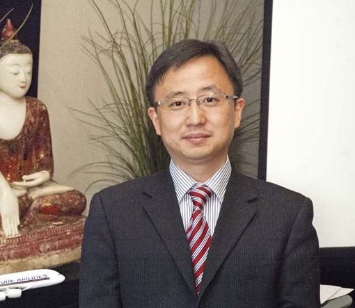 Hao Yu Dai na tiskové konferenci v Praze Hao Yu Dai na tiskové konferenci v Praze