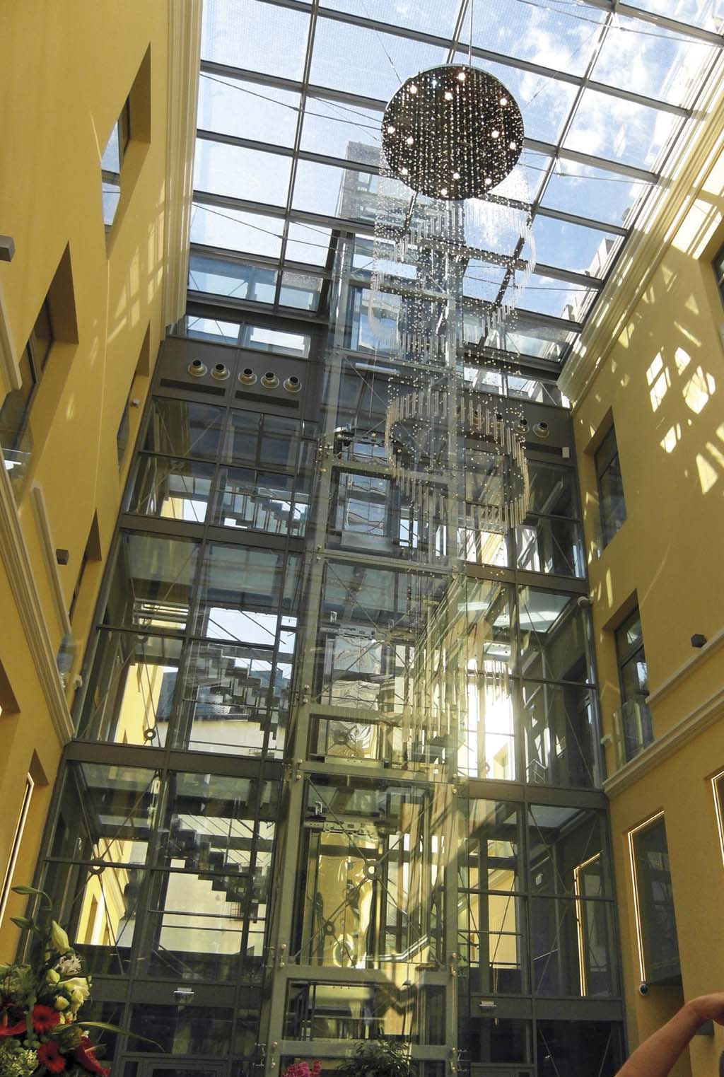 			Unikátny 9 m dlhý krištáľový luster „Fatimine slzy