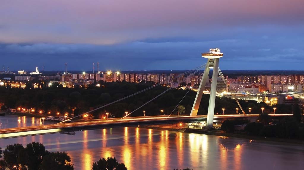 			Bratislava zaujala autory průvodce mimo jiné svojí architekturou. Například i Novým mostem s restaurací UFO			