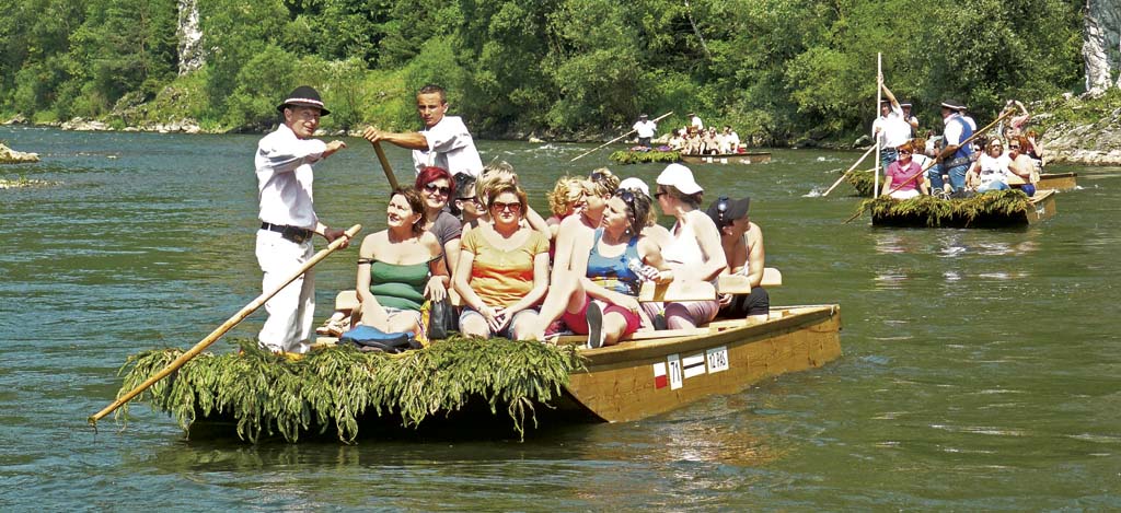 			Pltě sjíždějí asi 10 km dlouhou trasu			