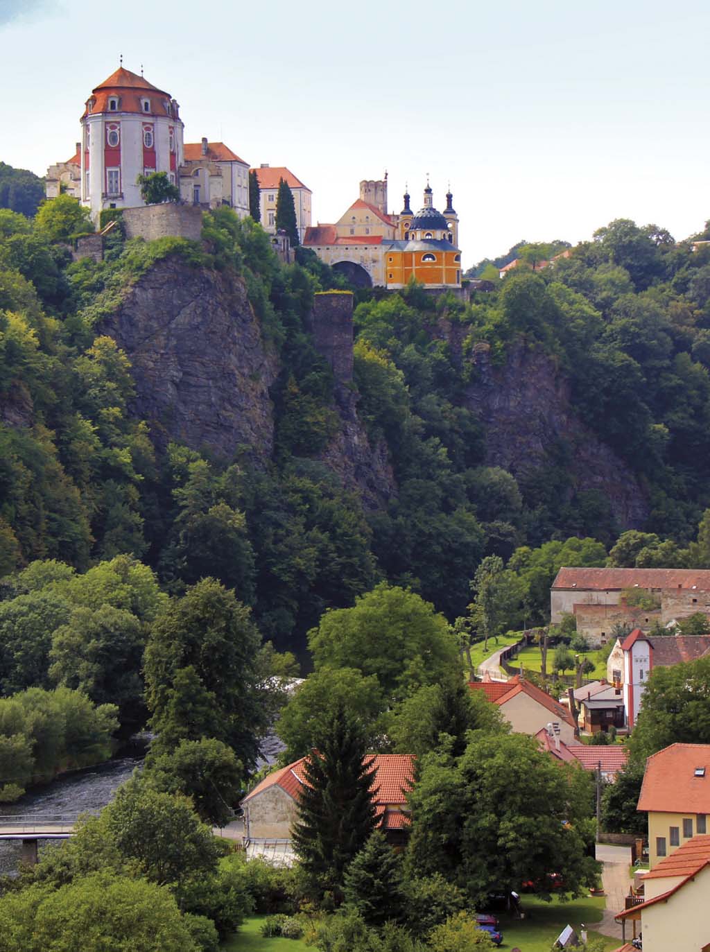 			Zámek Vranov nad Dyjí Jedním z hlavních magnetů Vranovska je barokní zámek, tyčící se nad Vranovem nad Dyjí, správním střediskem turisticky přitažlivé oblasti; Foto: archiv CCRJM			