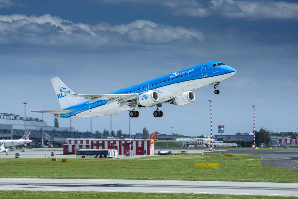 První pravidelnou leteckou linkou, která bude po přerušení provozu na pražském letišti obnovena, by měly být spoje mezi Prahou a Amsterdamem společnosti KLM