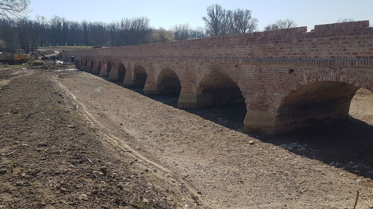 Obnova historického cihlového mostu ze 17. století se chýlí k závěru