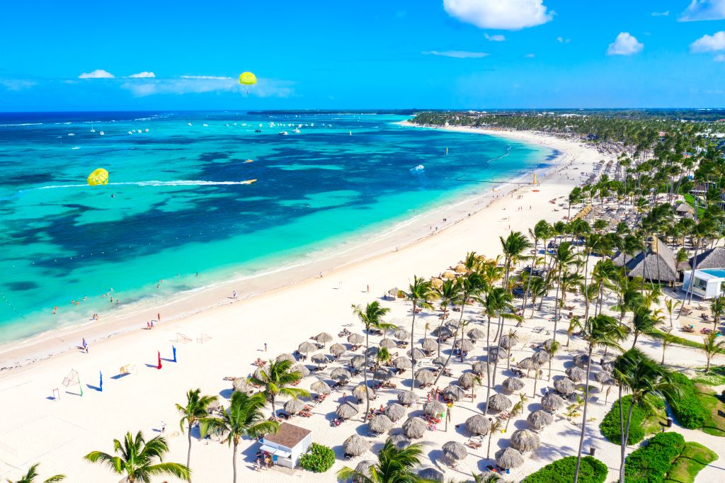 Již tuto středu se na pláže v Dominikánské republice budou moci vrátit zahraniční turisté