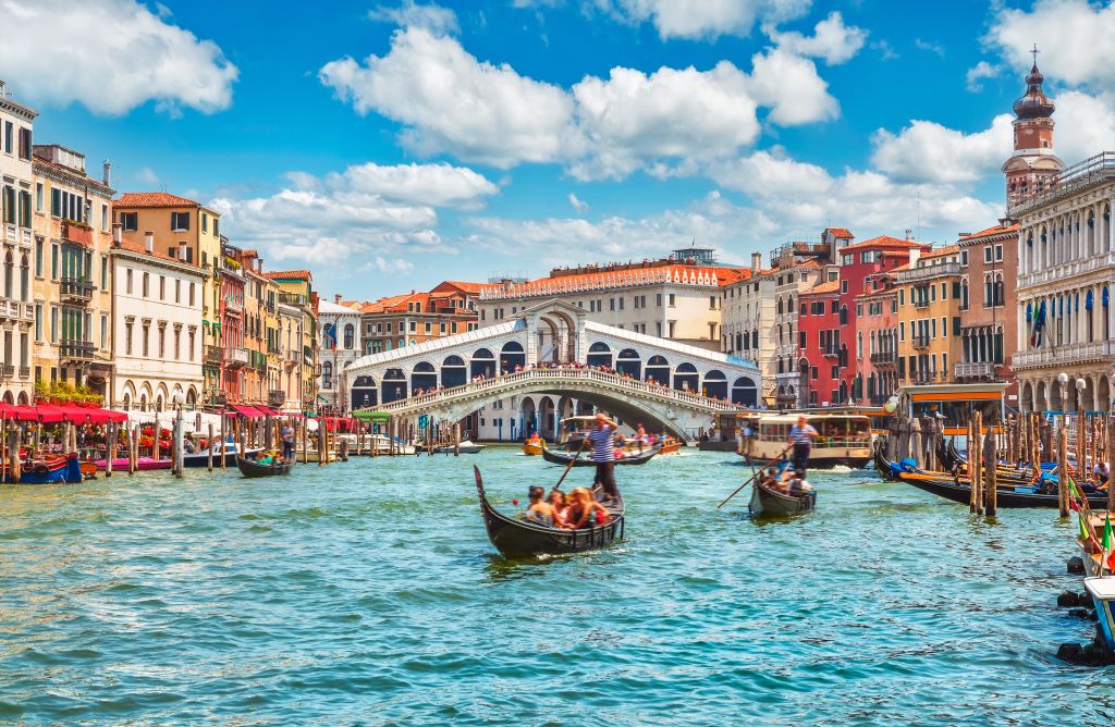 Projížďka v gondole po některém z benátských kanálů bude pro turisty o něco dražší, protože jedna loď smí nově vézt maximálně pět pasažérů