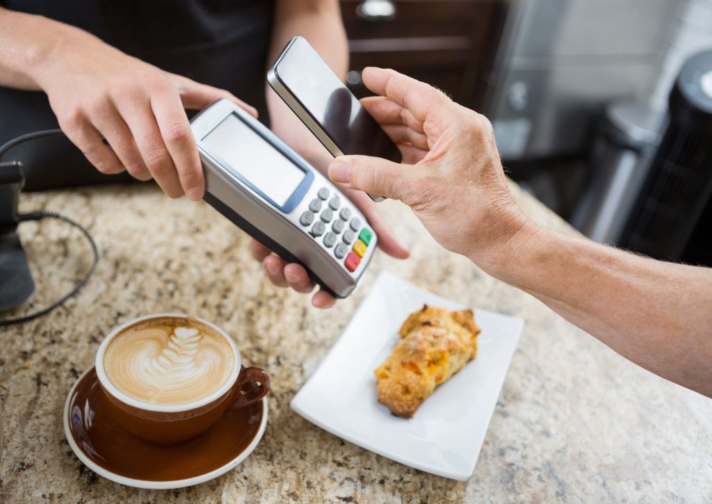 Stravenkové firmy evidují vyšší zájem o elektronické stravenky i o platbu za jídlo přes mobilní aplikace