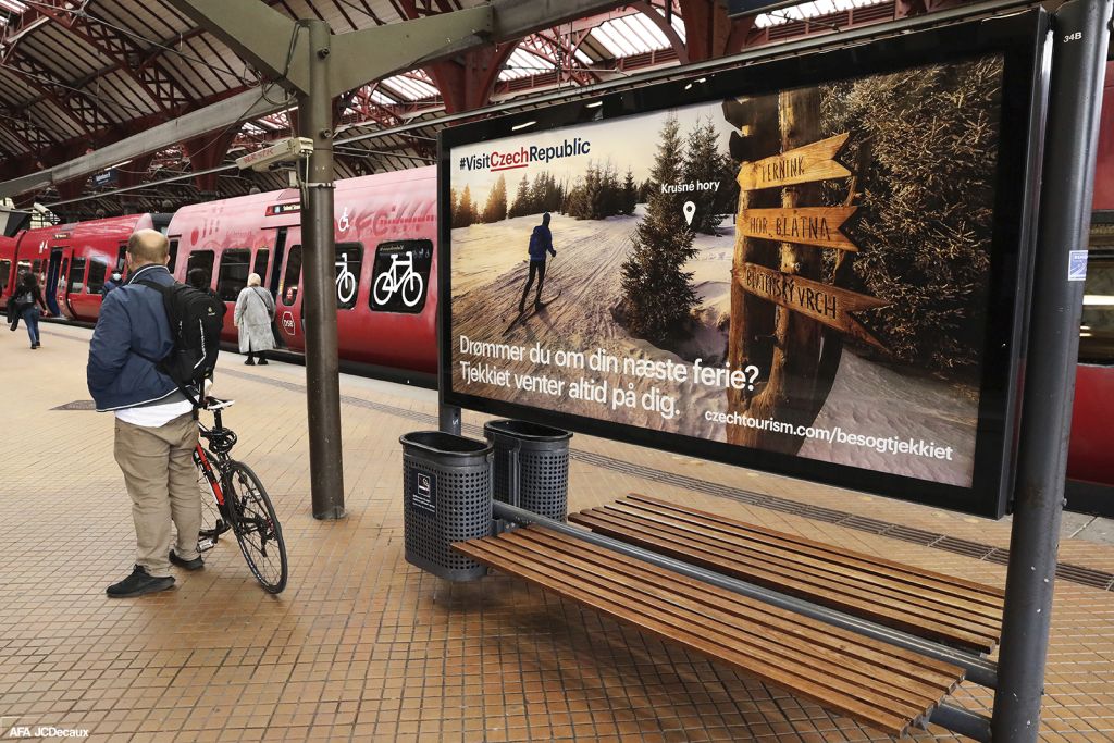 Reklamní poutače se zimní tématikou, které podle odhadů uvidí až tři a půl milionu cestujících, zaplnily v polovině října nástupiště kodaňského metra a regionálních vlaků