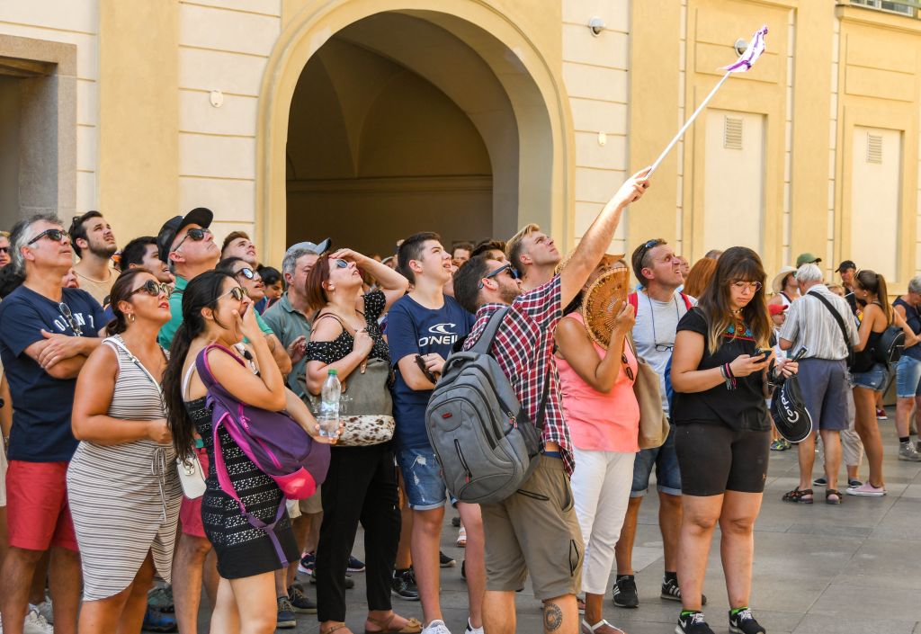 Stát zřejmě dočasně odpustí průvodcům turistů tisícikorunový poplatek za vydání českého národního průkazu průvodce