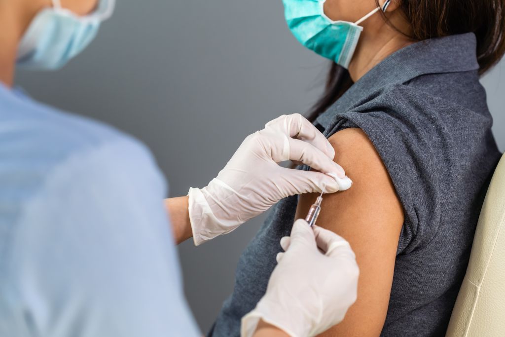 Většina podnikatelů věří, že masivní očkování proti covid-19 pomůže před nákazou ochránit nejohroženější část populace, jako jsou zdravotníci, učitelé a senioři