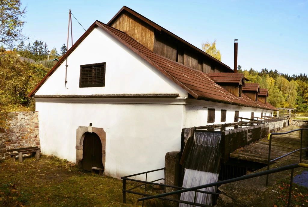 Vodní hamr v Dobřívi s funkčním kovacím strojem