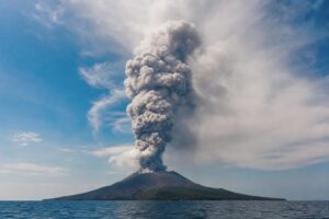 Erupce Krakatoy: co dělat, pokud letíte na Bali nebo do Indonésie