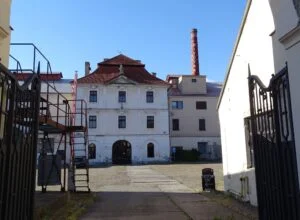 Nádvoří pivovaru v Kutné Hoře s komínem s nápisem Pivovar
