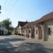 Ulička bílých vinných sklepů s malovanými štíty v Mutěnicích