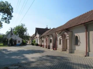 Ulička bílých vinných sklepů s malovanými štíty v Mutěnicích