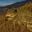 Pískovcová Pravčická brána ve skalní stěně nad lesy Českého Švýcarska