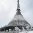 Vysílač a hotel Ještěd pokrytý ledem a sněhem