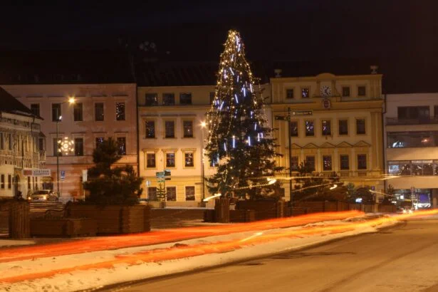 Rozsvícený vánoční strom na Karlově náměstí v Třebíči v zimním večeru