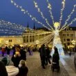 Vánoční trhy Šťastné a veselé na Velkém náměstí v Kroměříži, světelný strom a stánky