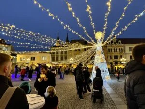 Vánoční trhy Šťastné a veselé na Velkém náměstí v Kroměříži, světelný strom a stánky