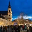 Adventní trh na Zámeckém návrší v Litomyšli za soumraku, v pozadí piaristický chrám